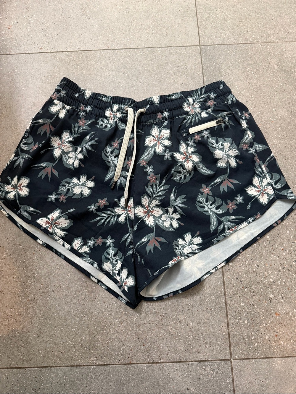 Vuori Clementine 2.0 Shorts 4” - Picture 2 of 4